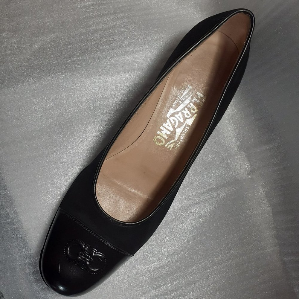 SALVATORE FERRAGAMO CLASSIC LOGO SOFT SUEDE+PATENT LEATHER SQUARE TOE LOW PUMP 8